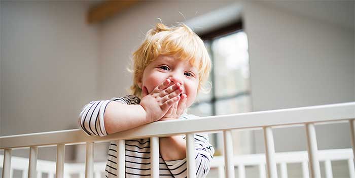 Enfant dans son lit en bois